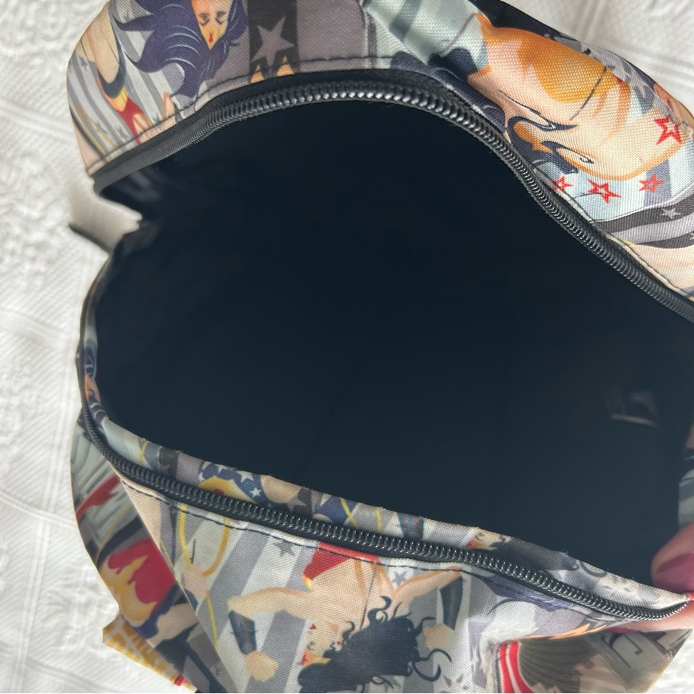 Wonder Woman Themed Backpack - Picture 4 of 5